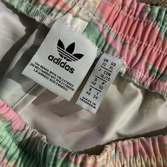 Adidas kinda wind pants but a little softer w/o the inner lining wind pants had - Picture 6 of 6